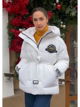 Куртка с черной эмблемой на груди.